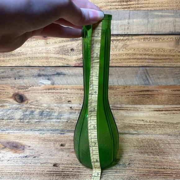 Portland Glass Co PGC 9" Emerald Green Ribbed Glass Bud Flower Vase - Picture 6 of 7